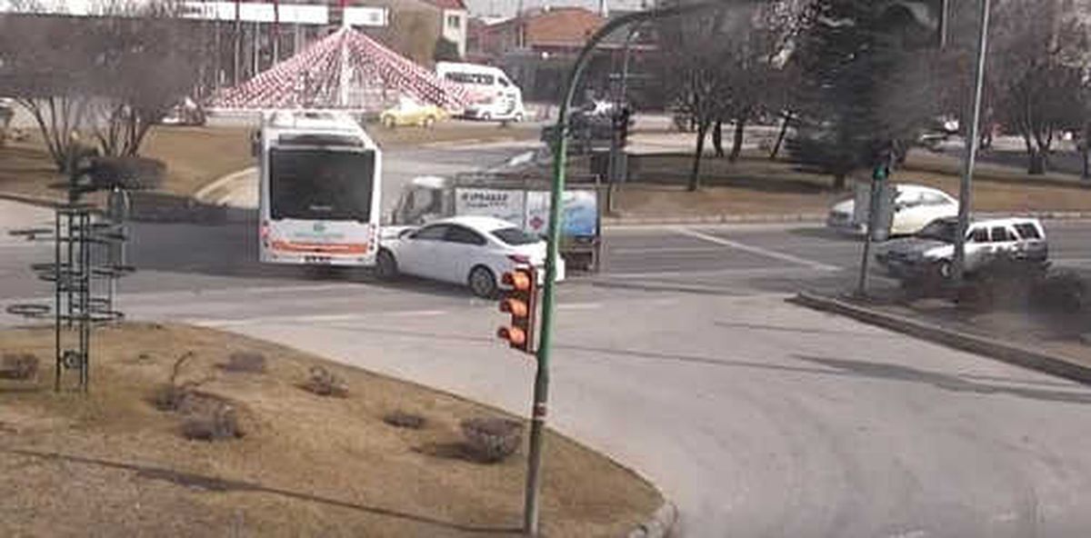 Önce Otomobile Sonra Otobüse Çarptı