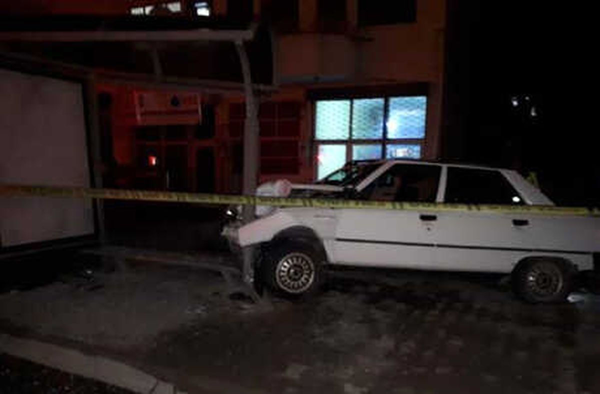 Otomobil Yayaya Çarpıp, Durağa Daldı: 2 Yaralı