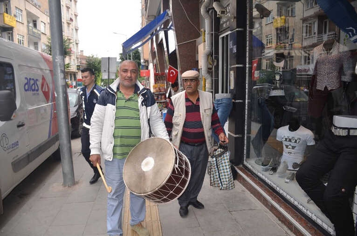 Ramazan Davulcuları Bahşiş Toplamak İçin İş Başında