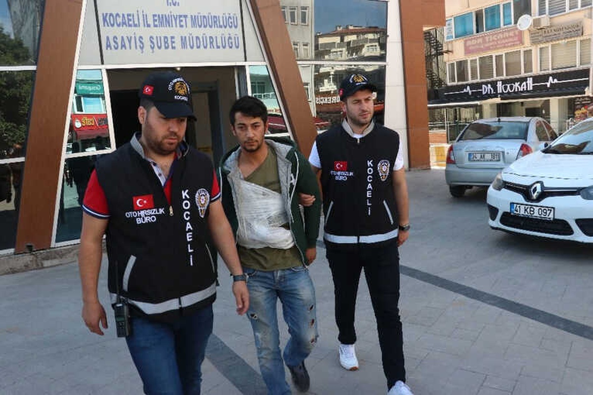 Suç Makinesi 2 Hırsız Çaldıkları Araçla Kaza Yapınca Yakalandı