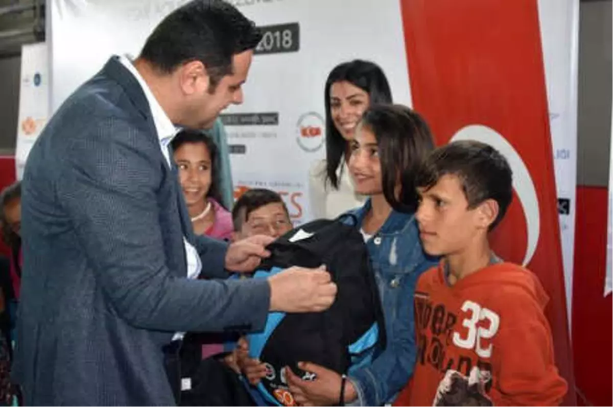 Van\'da 2 Bin Öğrenciye Spor Malzemesi Dağıtıldı