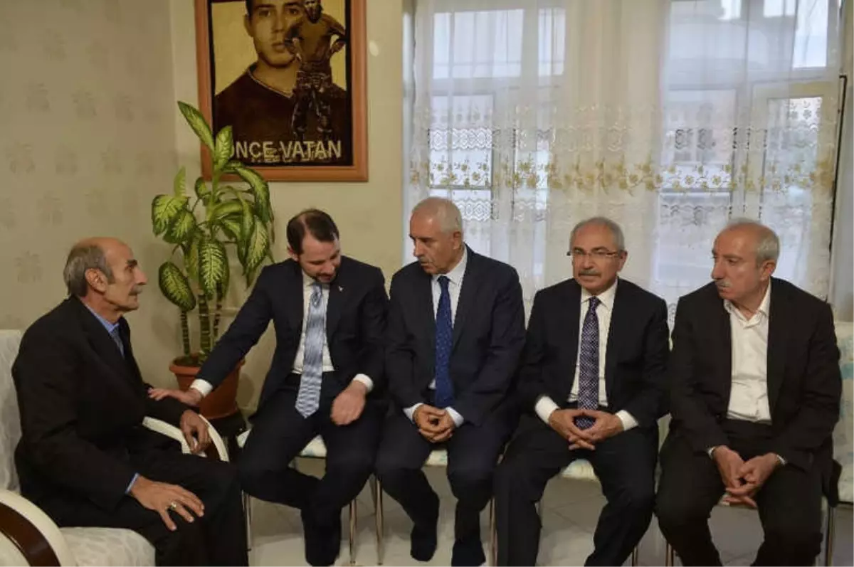 Bakan Albayrak Mardin\'de Şehit Ailesini Ziyaret Etti