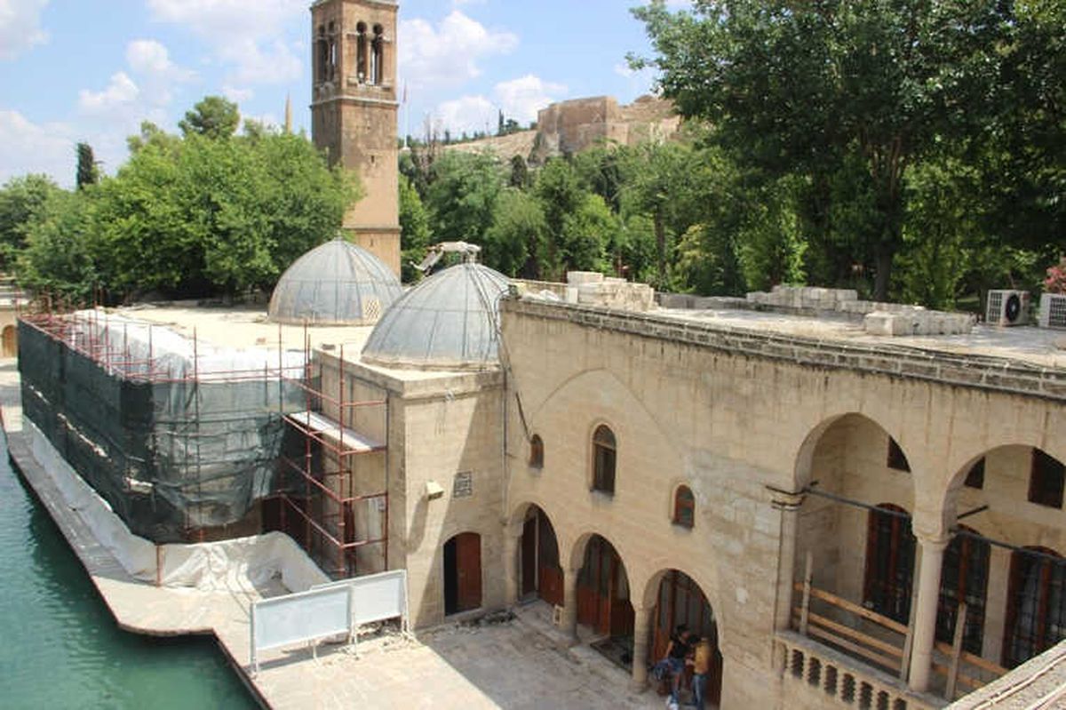 Balıklıgöl\'de Su Sızıntısı Nedeniyle Üç Yıldır Kapalı Olan Cami Yeniden İbadete Açılıyor