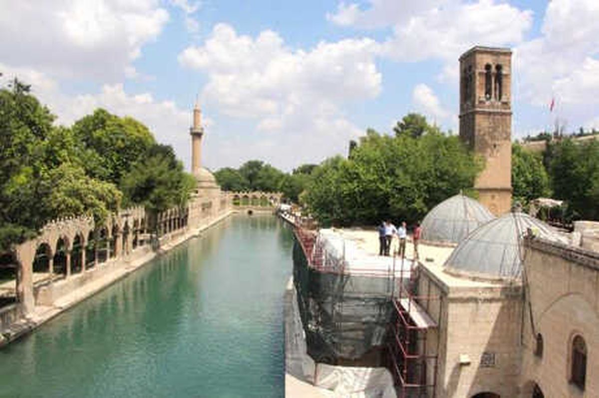 Balıklıgöl\'deki Caminin Onarımı İçin 3 Yabancı Ekip Deneysel Çalışma Başlattı