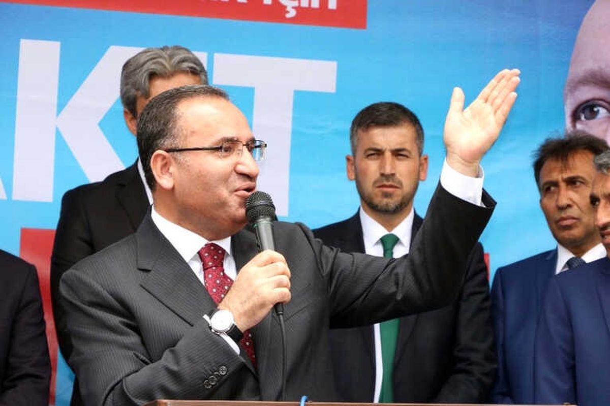 Başbakan Yardımcısı Bozdağ, "Milletin Gözünü Boyamak İçin Kılıktan Kılığa Giriyorlar"