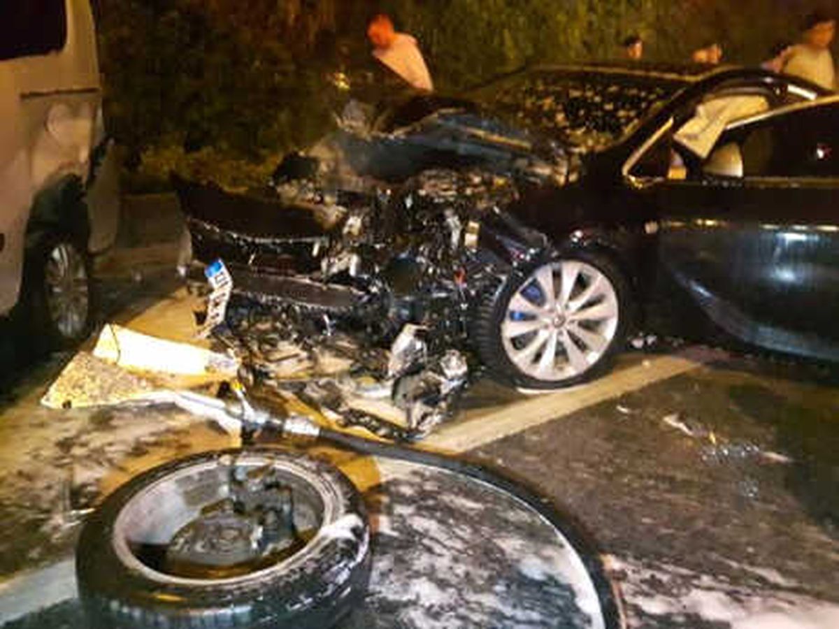 Bayrampaşa\'da Yanan Otomobile Toma ile Müdahale