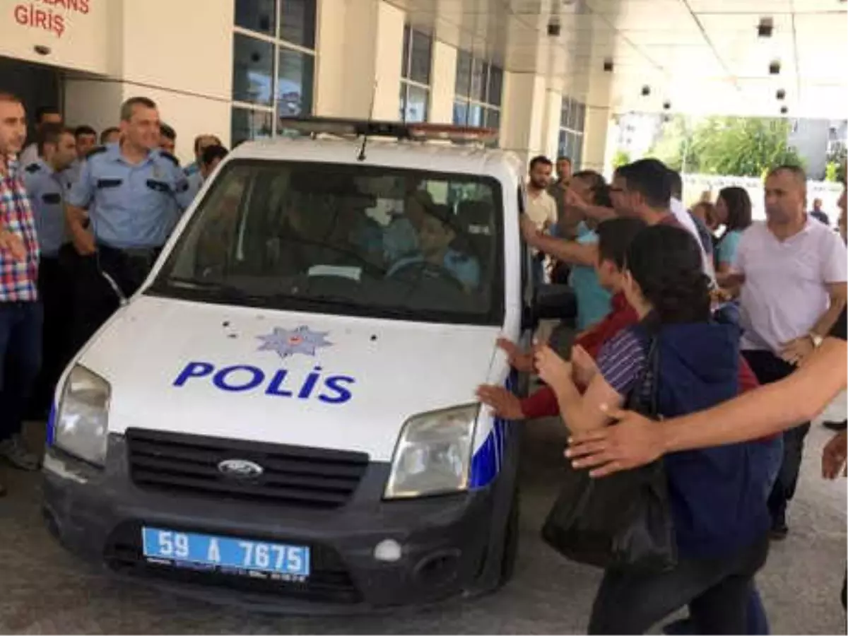 Bıçakla Yaralama Şüphelisini, Linçten Polis Kurtardı