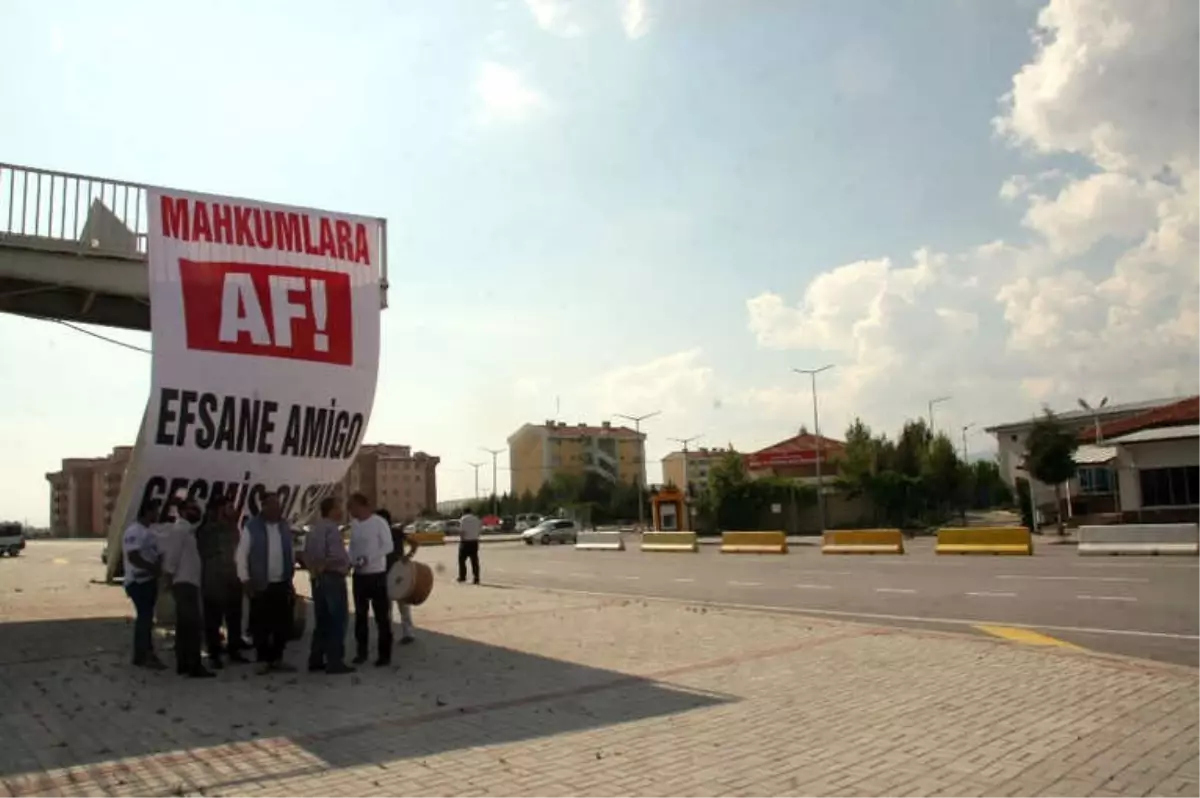 Cezaevinden Tahliye Olan Amigoya Pankartlı, Davullu, Zurnalı Karşılamaya Jandarma Engeli