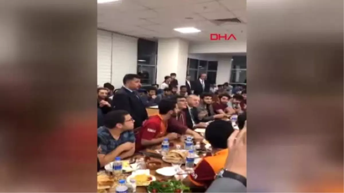 Cumhurbaşkanı Erdoğan, Yurtta Kalan Öğrencilerle Sahur Yaptı