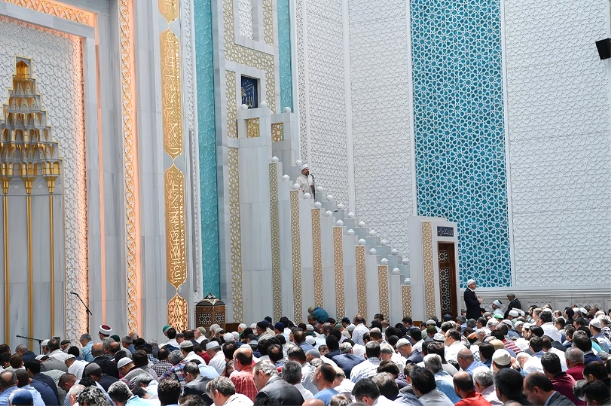 Diyanet İşleri Başkanı Erbaş, Ahmet Hamdi Akseki Camii\'nde Hutbe İrad Etti