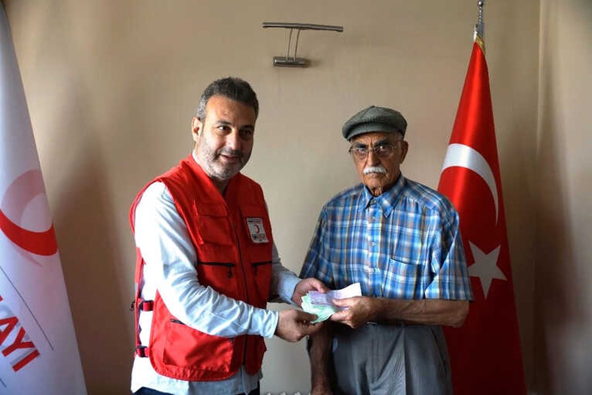 Emekli Maaşından Biriktirdiği 2 Bin Euro\'yu Kızılay\'a Bağışladı