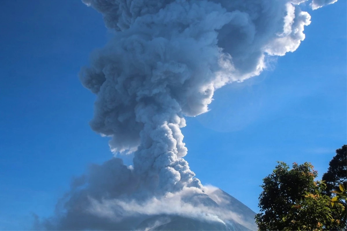 Endonezya\'da Yanardağ Patlaması