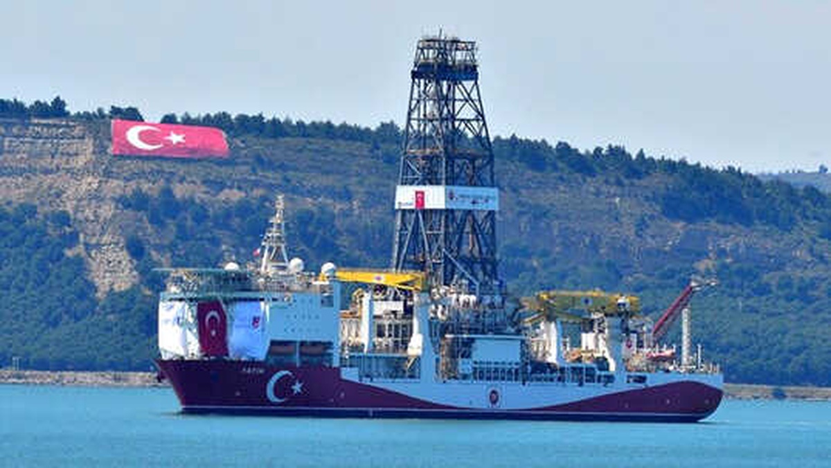 Fatih\' Çanakkale Boğazı\'ndan Geçti