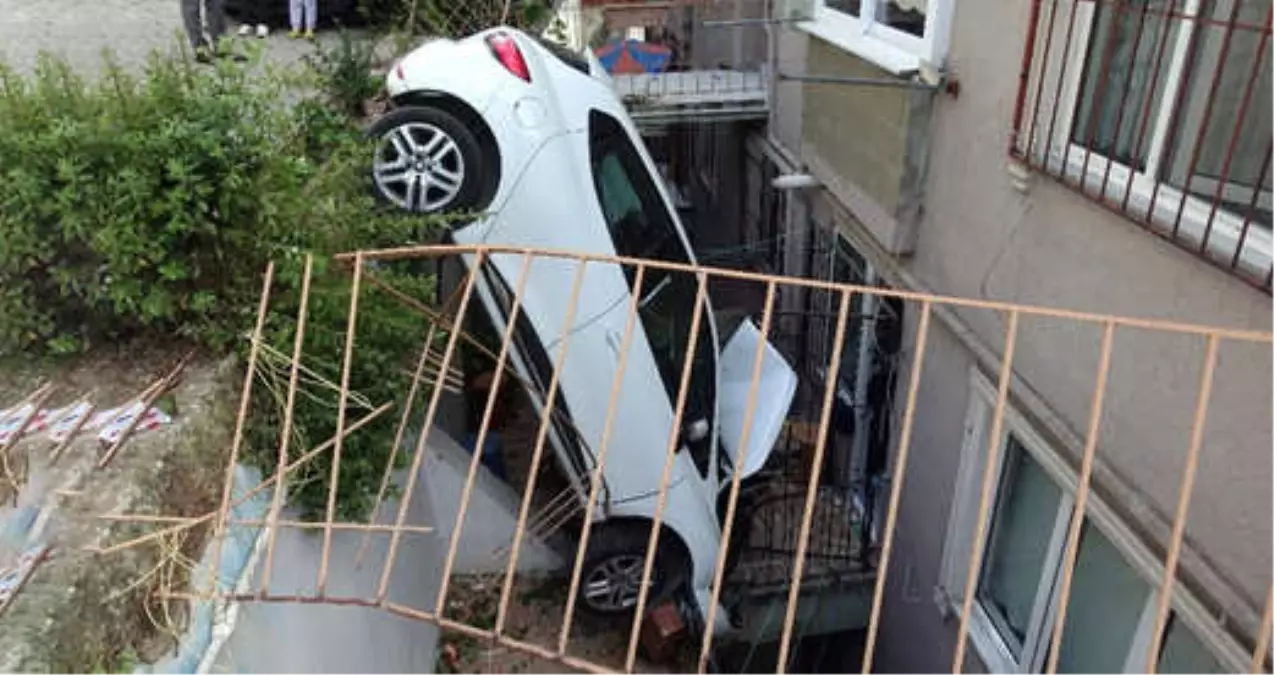 Kadın Sürücü Fren Yerine Gaza Basınca Apartman Boşluğuna Uçtu