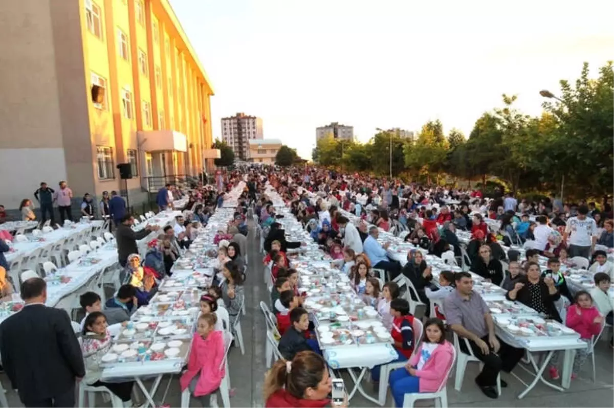 Gebze\'de İftar Sofrası Yenikent Mahallesi\'nde Kuruldu