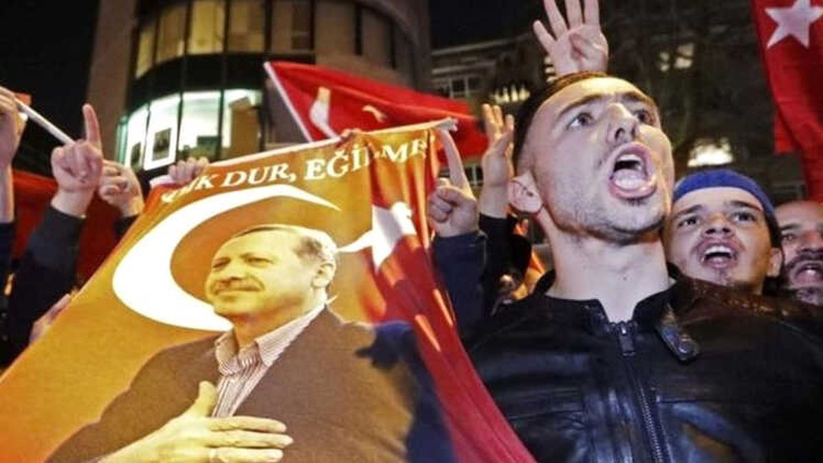 Hollanda\'da Bakan Kaya Protestosuna Katılan 4 Kişi İçin Hapis ve Toplum Hizmeti Cezaları İstendi