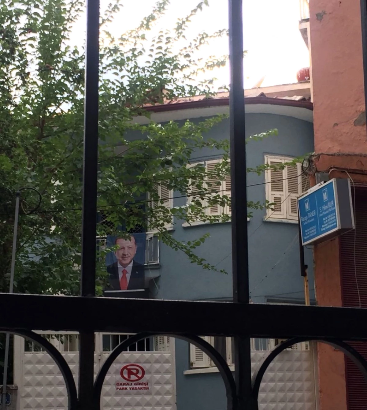 İyi Parti İl Başkanı\'nın İş Yerinin Balkonuna "Erdoğan Posteri" Asıldı