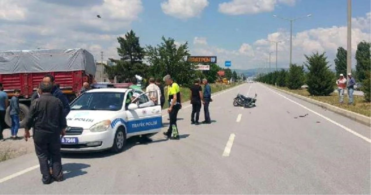 Kasksız ve Ehliyetsiz Motosikletli Tır\'a Çarpıp Yaralandı