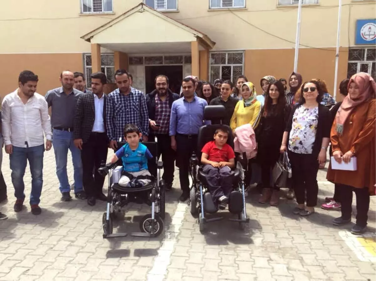 Kermesle Gelen Akülü Sandalye Sevinci