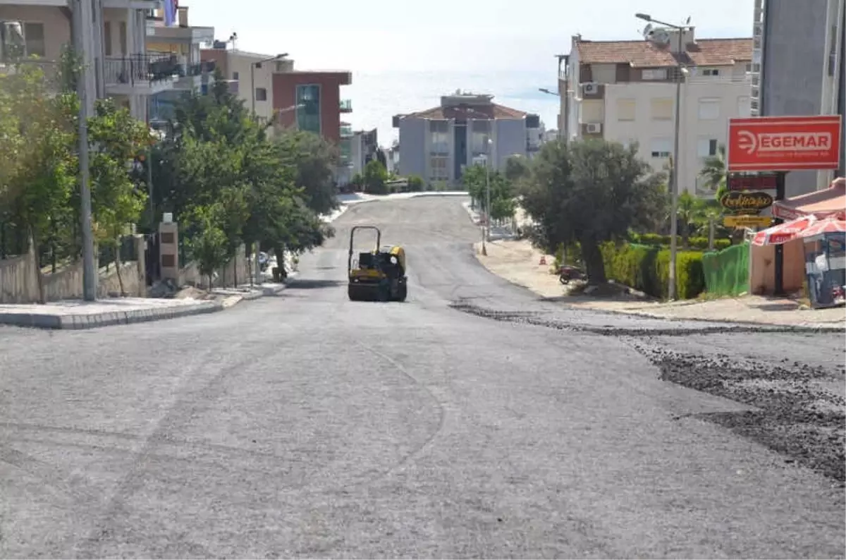 Kuşadası\'nda Yol Yapım Çalışmaları Devam Ediyor