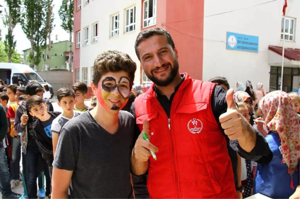 Mobil Gençlik Merkezi Aracı Öğrencilerle Buluştu