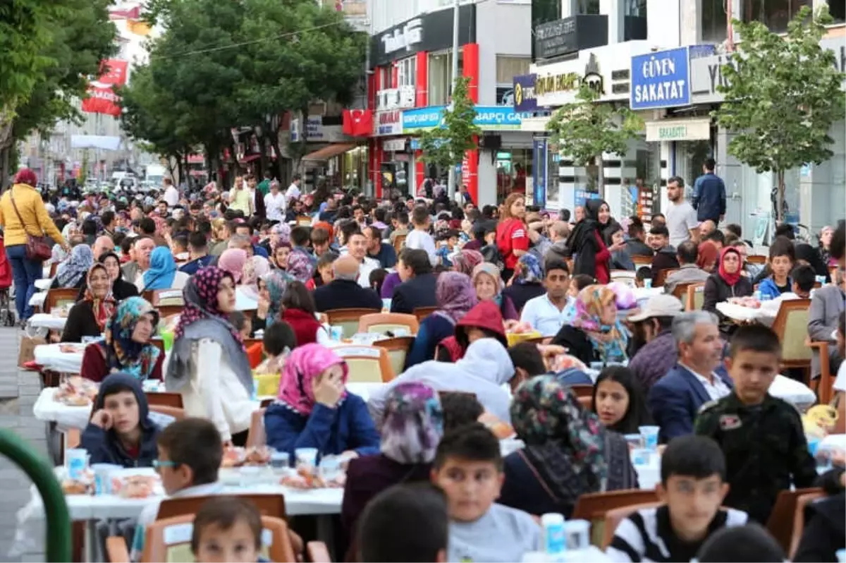 Niğde Belediyesi Mahalle İftarlarına Vatandaştan Yoğun İlgi