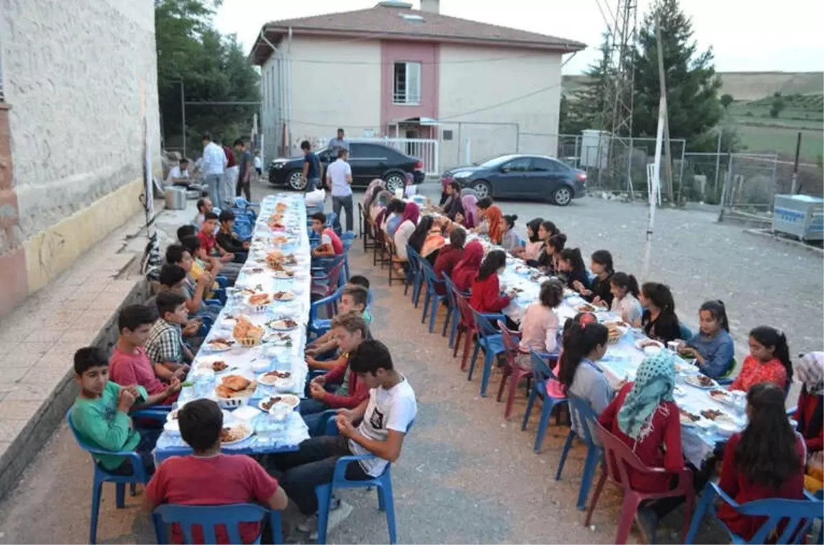 Öğrenciler İftar Sofrasında Bir Araya Geldi