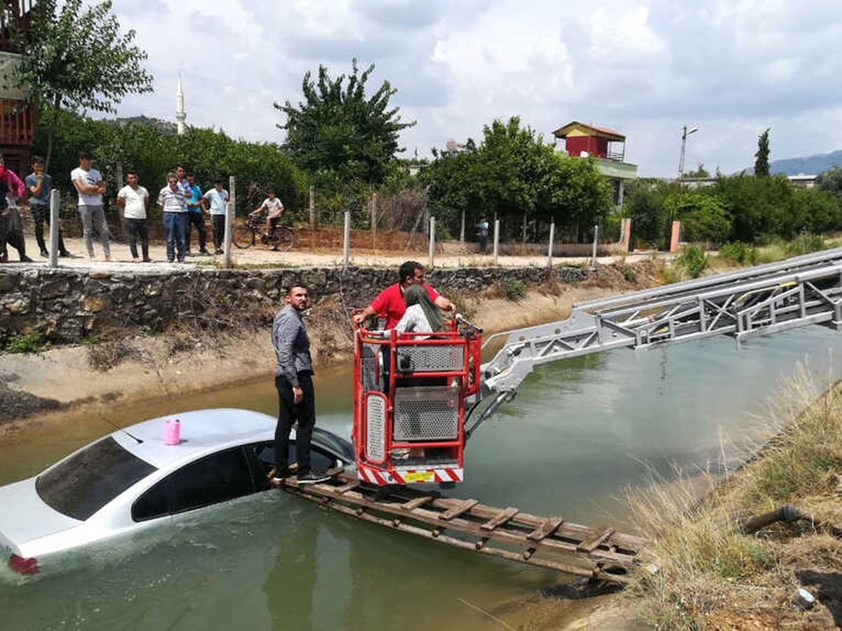 Otomobil Sulama Kanalına Uçtu