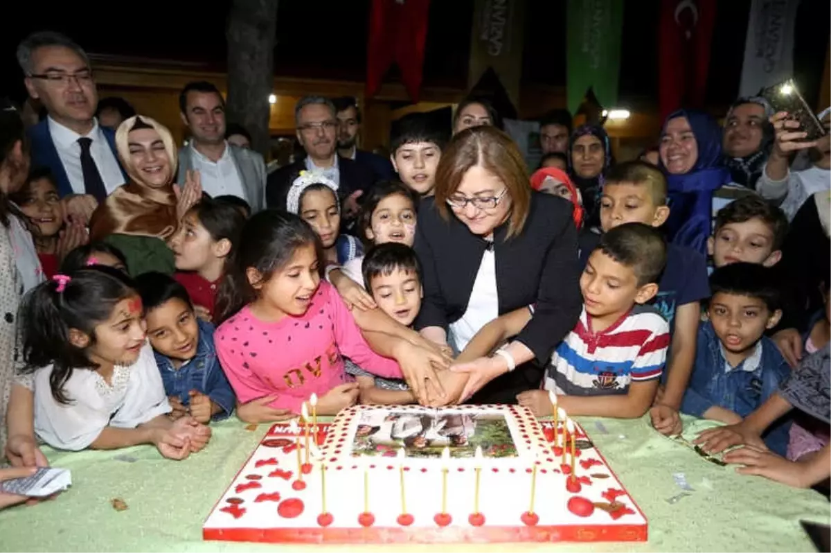 Şahin\'e Yetim Çocuklardan Doğum Günü Sürprizi