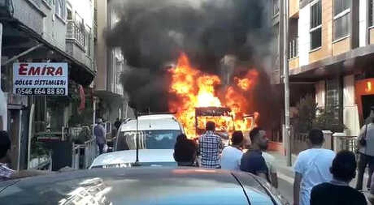 Servis Minibüsü Alev Alev Yandı