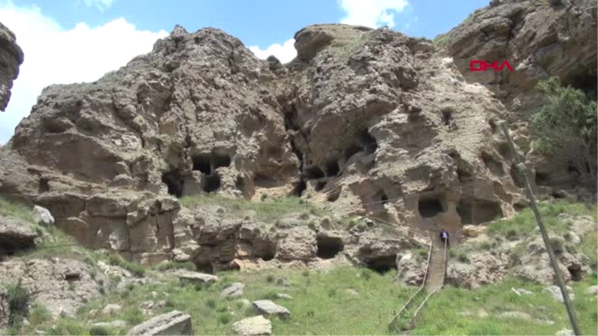 Sivas 4 Bin 600 Yıllık \'Kaya Mağaraları\' Hayranlık Uyandırıyor Hd