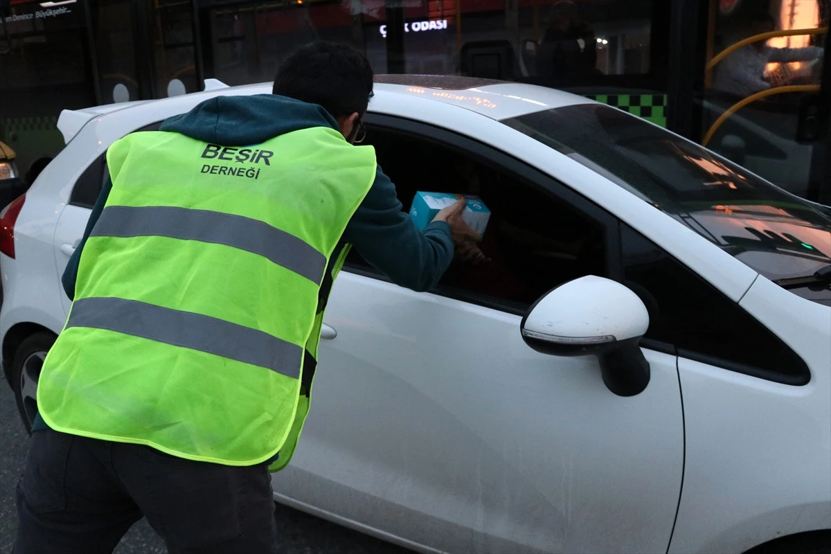 Trafikte Kalanlara İftariyelik Dağıtımı