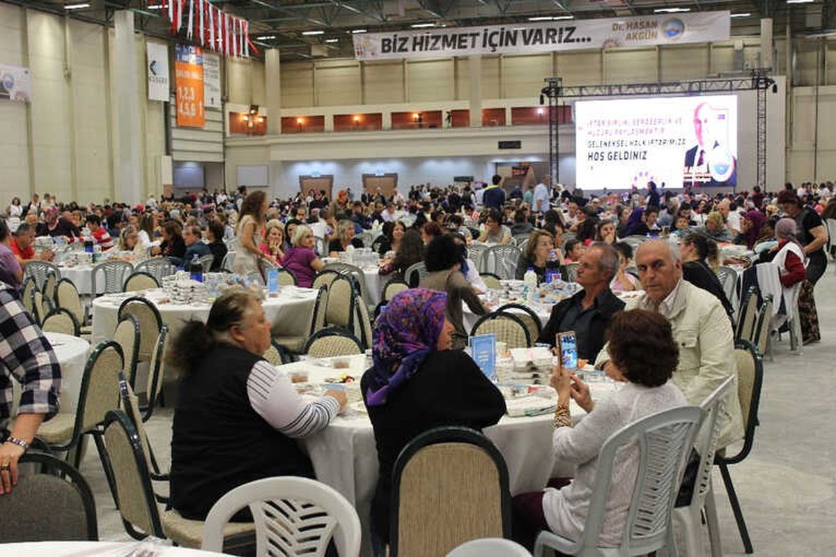 12 Bin Vatandaş Oruçlarını Tüyap\'ta Kurulan Sofralarda Açtı