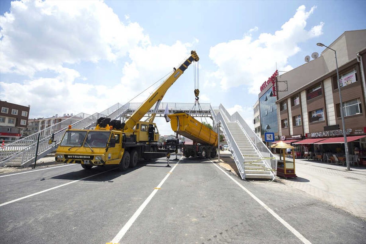 Açık Unutulan Damper Üst Geçide Çarptı: 11 Yaralı