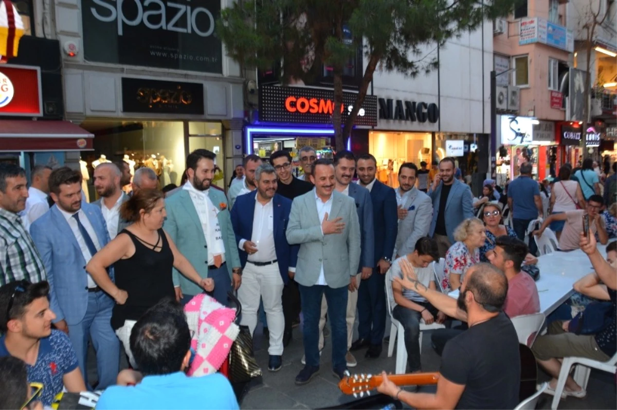 Ak Parti, Karşıyaka Çarşı\'yı "İzmir Marşı" ile İnletti