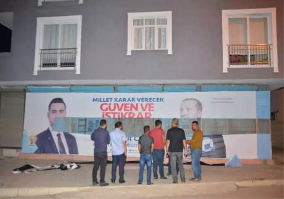 AK Parti\'nin Seçim Afişine Saldırı