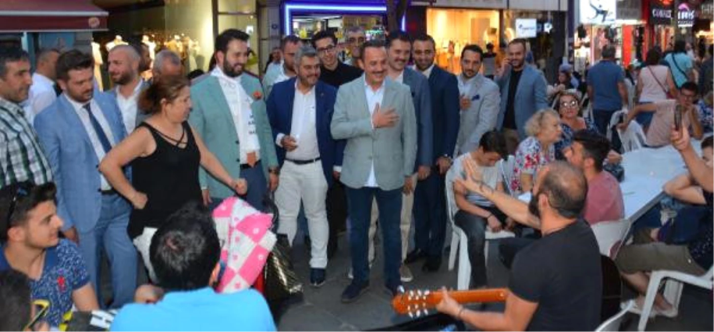 Ak Partili Şengül, Karşıyaka Çarşısı\'nda İzmir Marşı Çaldırdı