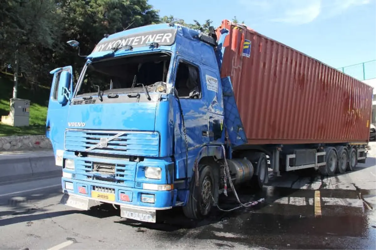 Altgeçide Takılarak Devrilen Tır Trafiği Felç Etti