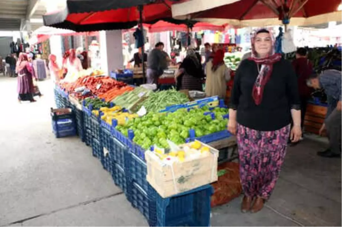 Bağımız Aday \'Şalvarlı Safiye\', Hem Pazarcılık Yapıyor Hem de Oy İstiyor