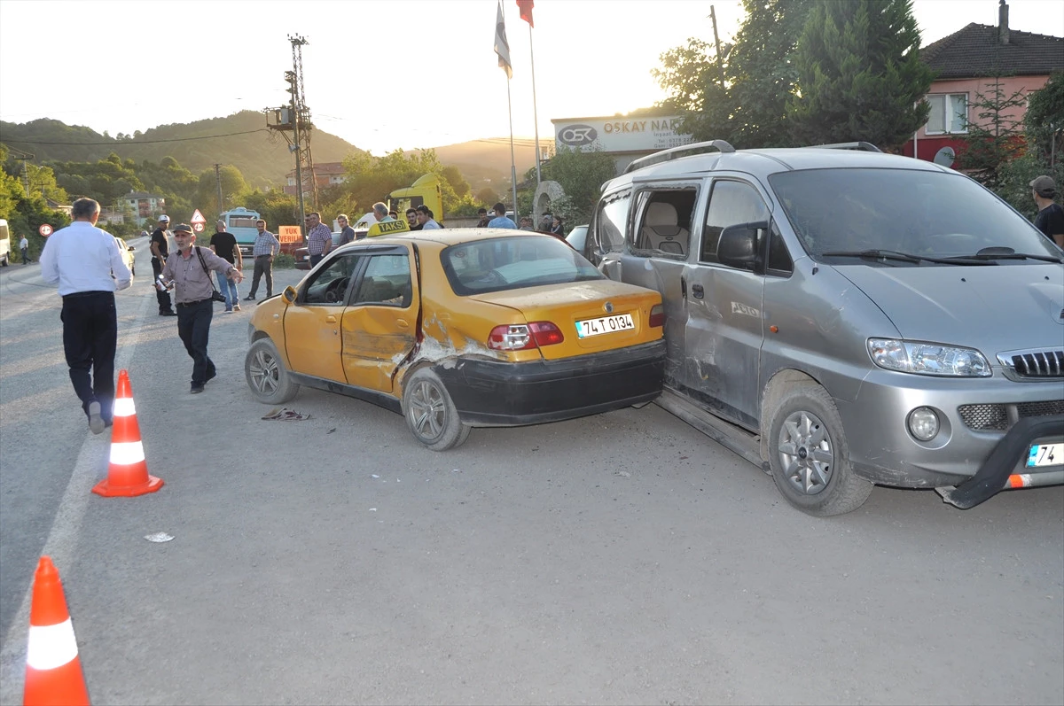 Bartın\'da Trafik Kazası: 10 Yaralı