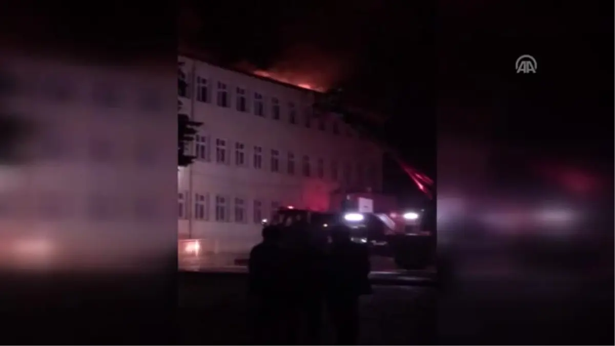 Denizli\'de Yıldırım İsabet Eden Ağaç Yangına Neden Oldu