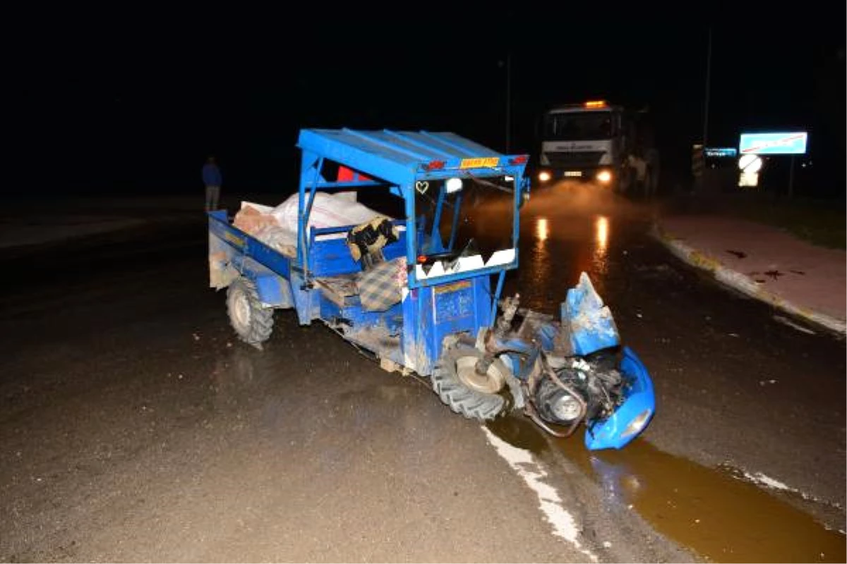 Erbaa\'da Otomobil ile Patpat Çarpıştı: 10 Yaralı