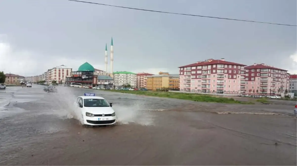 Erzurum\'da Etkili Olan Yağmur Araç ve Yaya Trafiğini Olumsuz Etkiledi