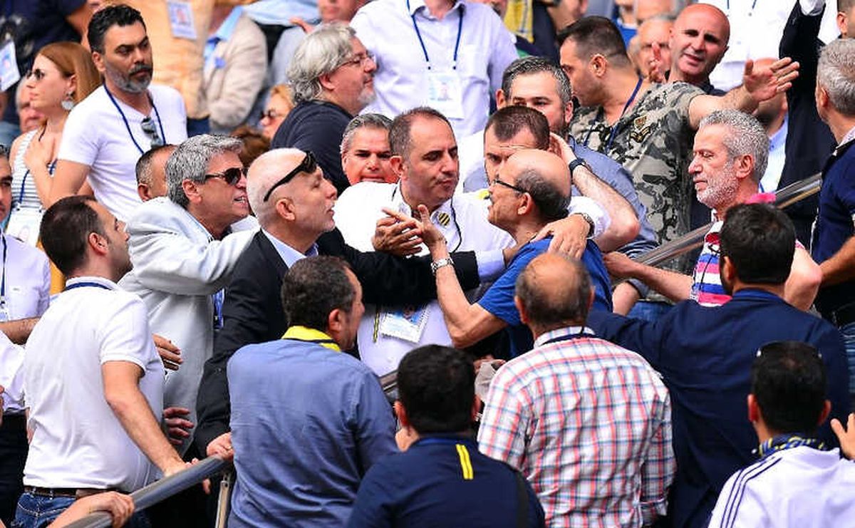 Fenerbahçe Kongresi\'nde Gerginlik