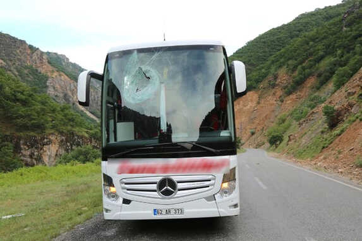 Kaya Parçası Otobüsün Camından Girip Çıktı: 1 Yaralı