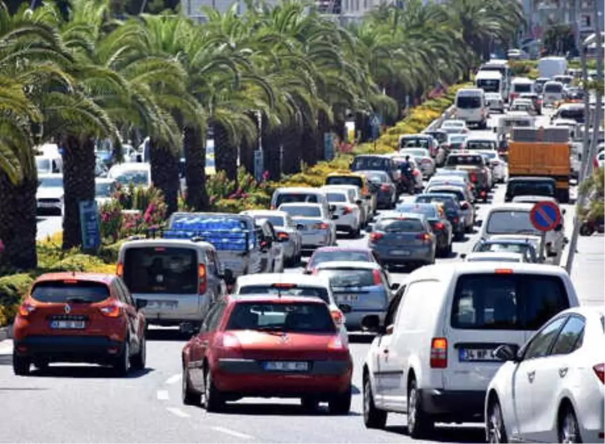 Marmaris\'te Adım Atacak Yer Yok! Kentin Girişinde Uzun Araç Kuyrukları Oluştu