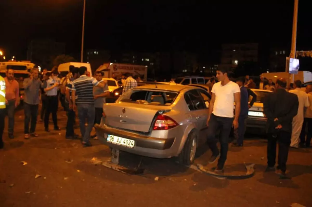 Miting İçin Toplanan Kalabalığı Teğet Geçip Araçların Arasına Daldı