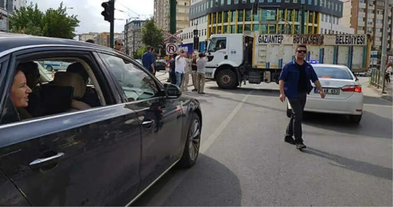 Miting Öncesi Yollar Belediye Kamyonlarıyla Kapatıldı, Akşener Ateş Püskürdü