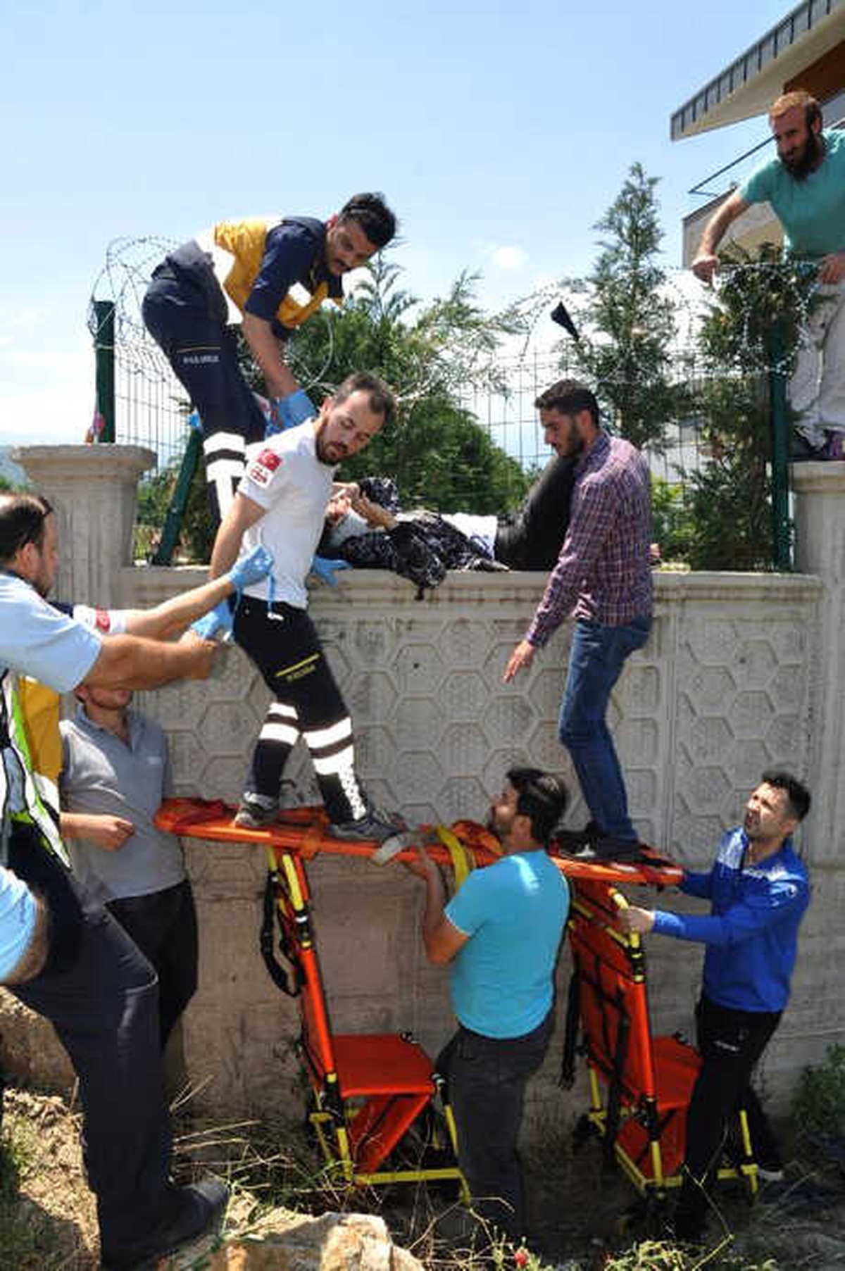 Motosikletten Fırlayıp Bahçe Duvarına Düşerek Yaralandı