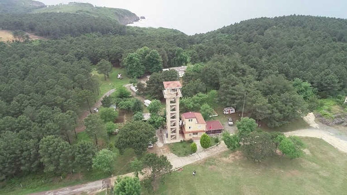 Gözü Ormanda, Kulağı Ezanda